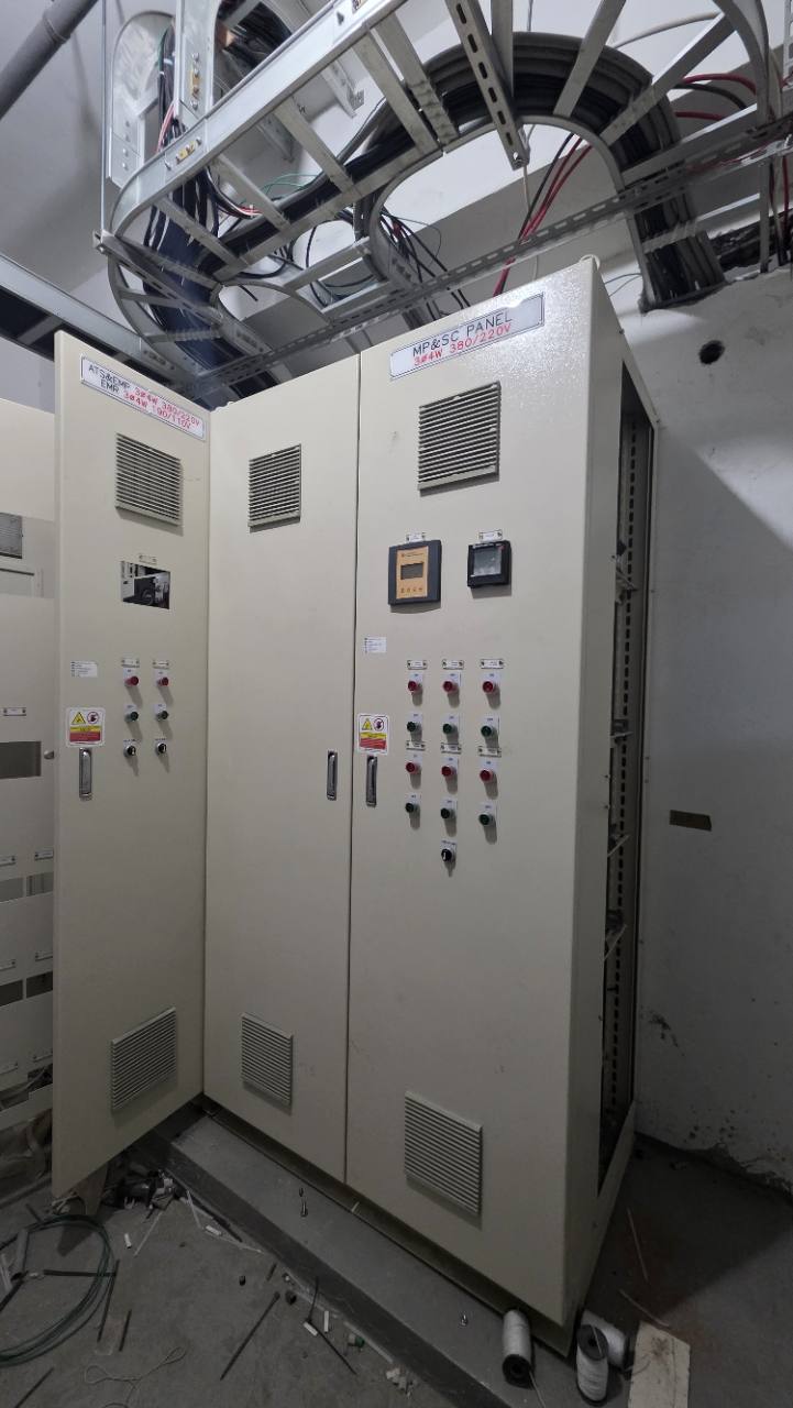配電設備箱門上方與下方的通風濾網安裝實景